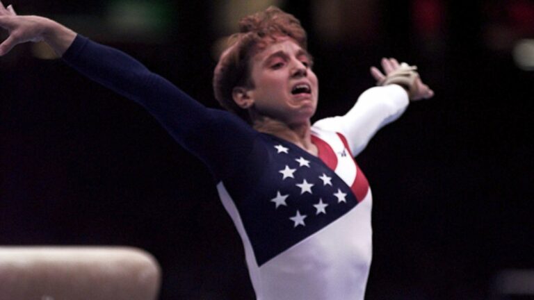 Kerri Strug, la gimnasta que le dio el oro por equipos a Estados Unidos con dos ligamentos del tobillo destrozados