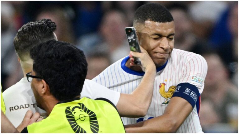 Aficionado casi lesiona a Kylian Mbappé en plena derrota de Francia en la Eurocopa 2024