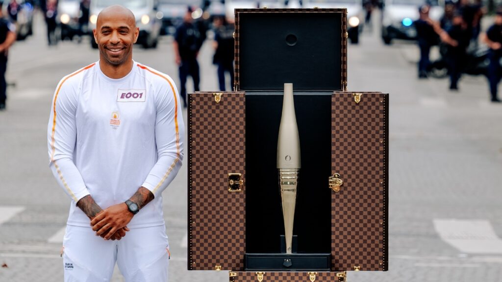 La antorcha olímpica llega a París con Thierry Henry como primer portador