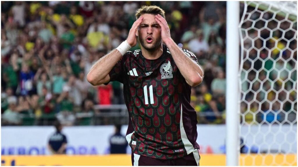 La crisis de Santiago Giménez con selección mexicana | Reuters