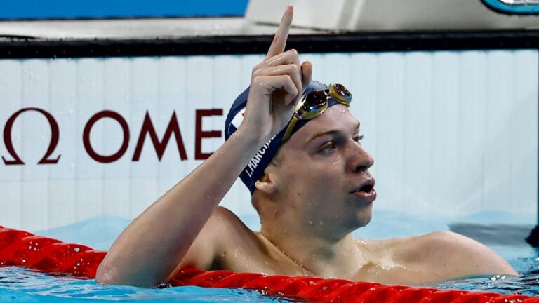 ¡Espectacular! Leon Marchand se cuelga dos oros con récords olímpicos en la natación de Paris 2024