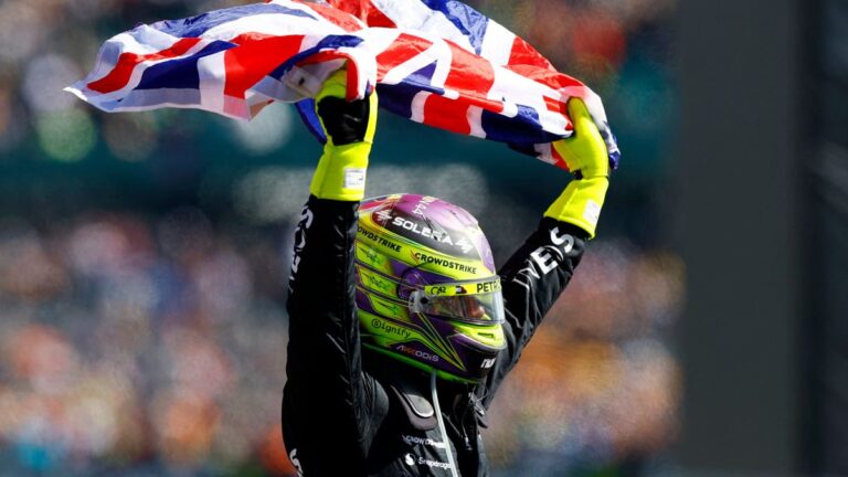 Hamilton conquista Silverstone por novena vez en una carrera marcada por la lluvia; Checo Pérez culmina en el lugar 17