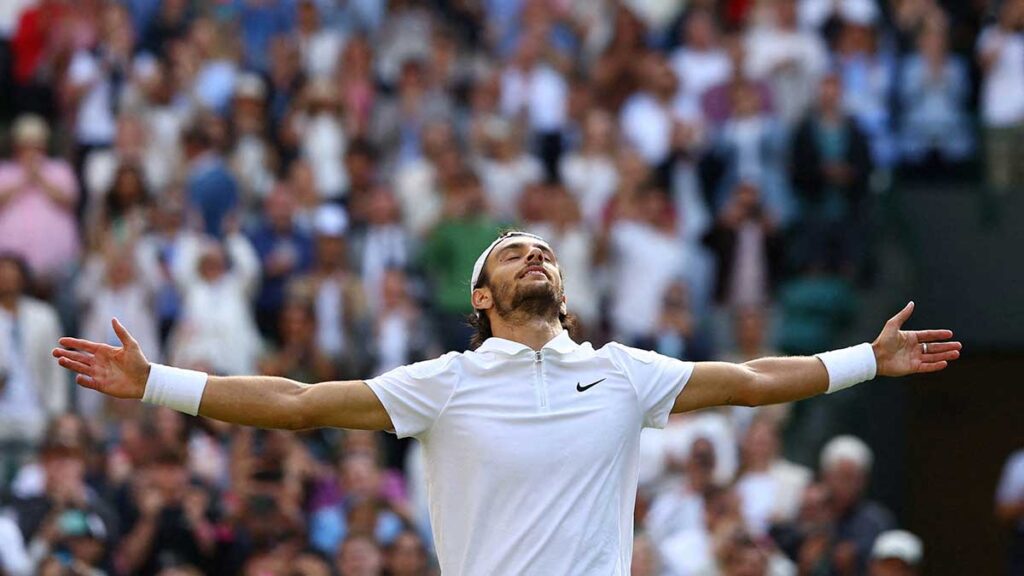 Lorenzo Musetti celebra el pase a las semifinales en Wimbledon. Reuters