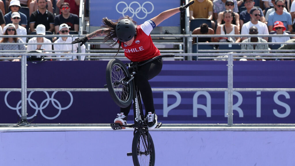 Macarena Pérez, de Chile, clasificó a la final del BMX femenil en Paris 2024 | Reuters