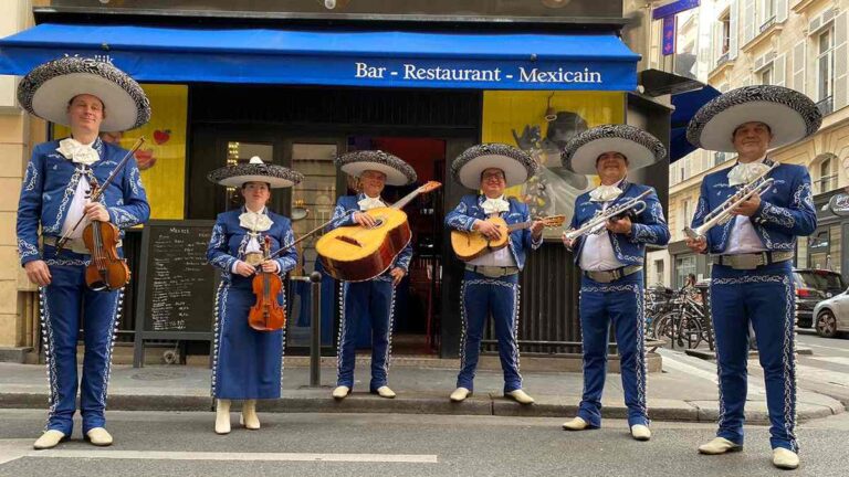 París tiene su propio mariachi mexicano fundado por un francés