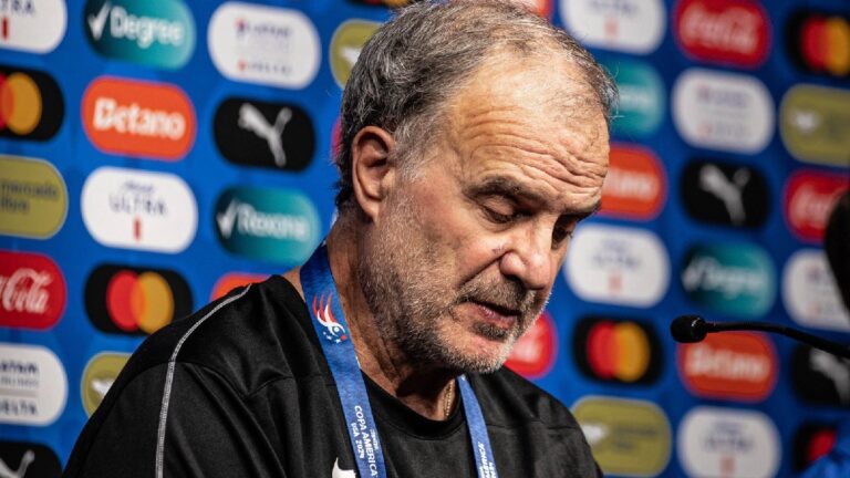 Marcelo Bielsa confirma la baja de Araújo y no ve una final anticipada ante Colombia