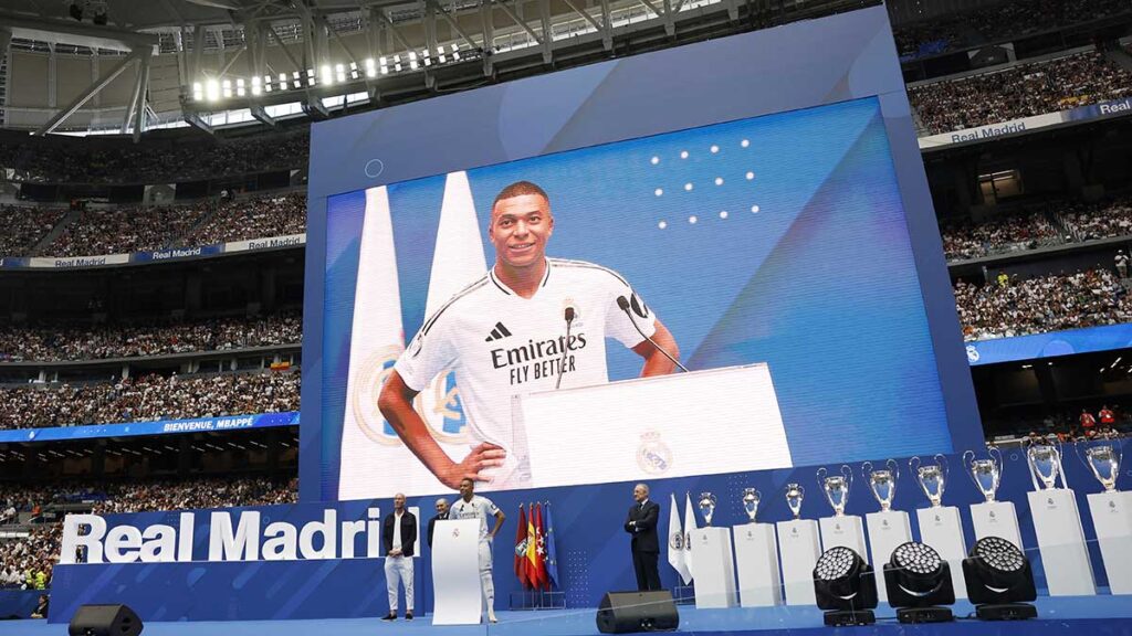 Magna presentación de Mbappé en el Santiago Bernabéu. Reuters