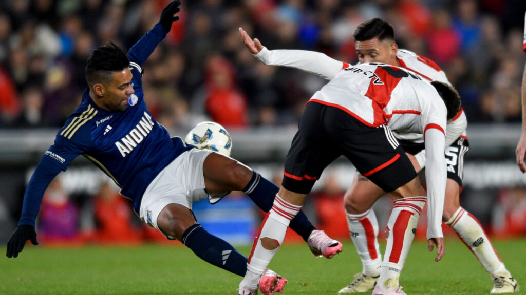 Falcao García y Enzo Díaz disputan la pelota. - AP.