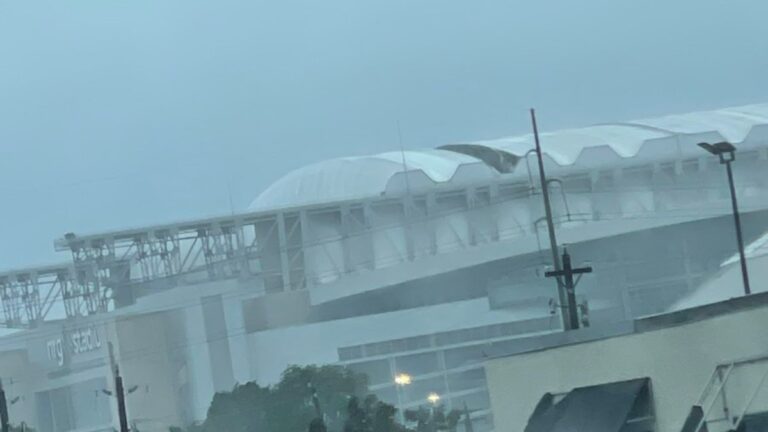 Huracán Beryl daña el techo del estadio de los Houston Texans después de que Messi y Argentina jugaron ahí los cuartos de final de la Copa América