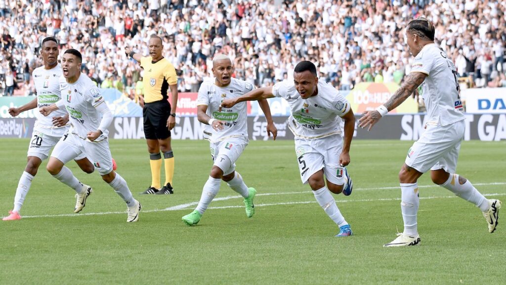 Jugadores de Once Caldas celebran un gol. - Vizzor Image.