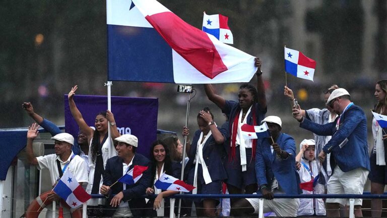 Panamá pone en alto su bandera durante la Ceremonia de Inauguración de los Juegos Olímpicos Paris 2024