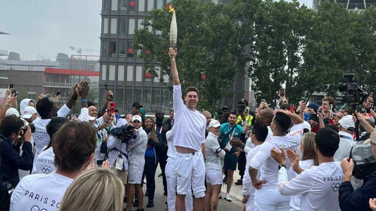 El fuego olímpico sigue de mano en mano: Pau Gasol levanta la antorcha de Paris 2024