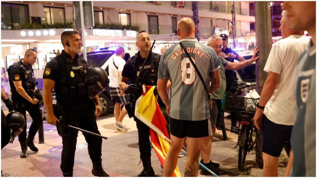 Pelea de aficionados en la final de la Eurocopa | Reuters