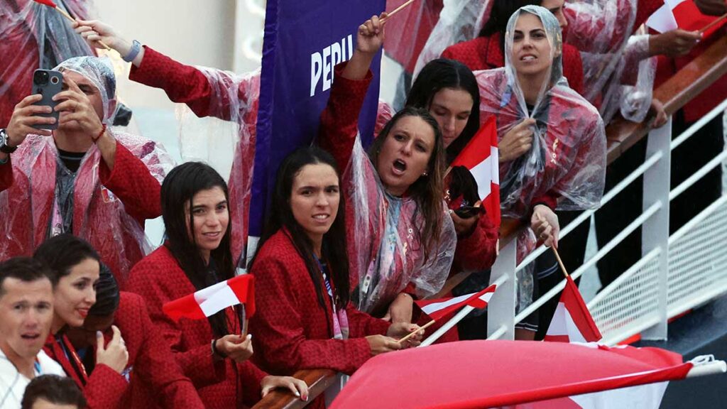 Perú pinta de rojo su barco en el Río Sena durante la Ceremonia de Inauguración