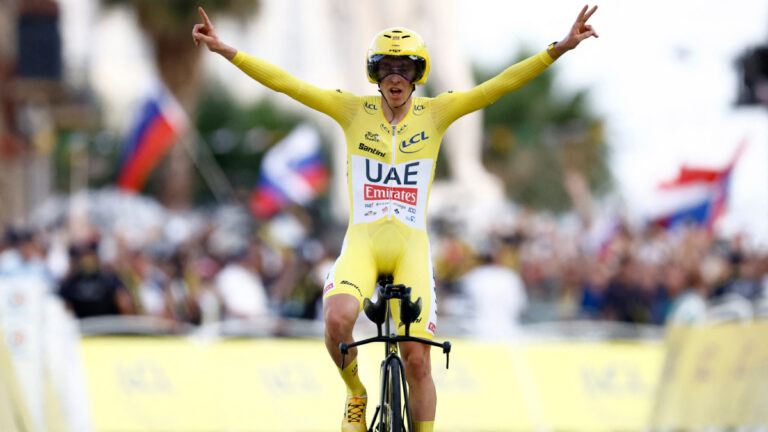 Tadej Pogacar destroza los cronómetros y celebra por todo lo alto un nuevo título del Tour de Francia