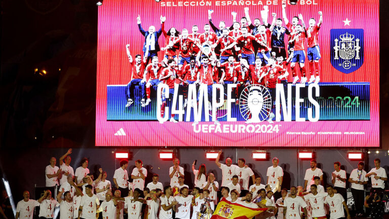 La selección de España festeja con sus aficionados la obtención de la Eurocopa