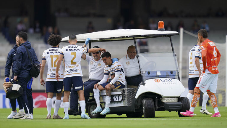 ¡Se encienden las alarmas! Leo Suárez sale lesionado en el juego entre Pumas y Pachuca