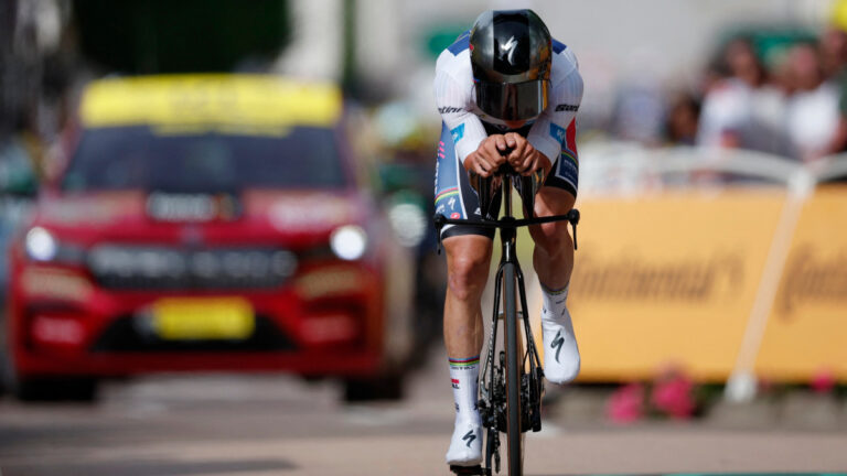 Evenepoel gana en Gevrey-Chambertin su primera etapa en el Tour de Francia y hace historia en las tres grandes