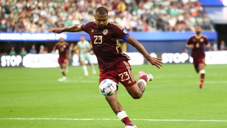 Salomón Rondón anota kilométrico golazo para mantener con vida a Venezuela en la Copa América