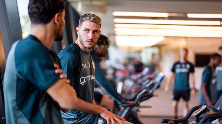 Santi Giménez reporta con el Feyenoord para la pretemporada de la Eredivisie