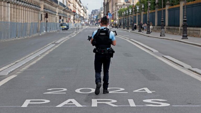 Rejas, retenes, policías, códigos QR y el Sena cercado a días del inicio de Paris 2024