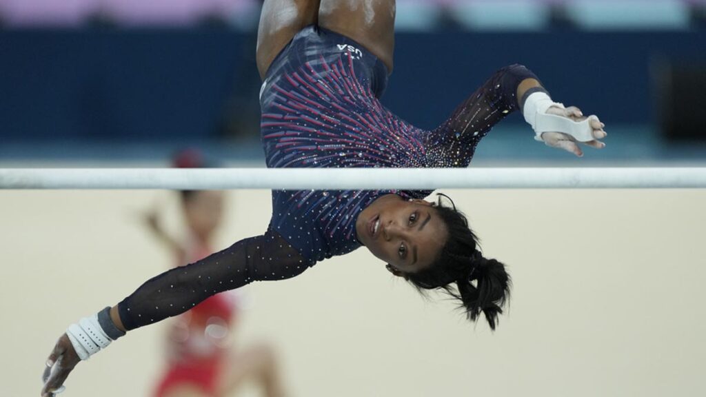 Simone Biles buscará añadir una nueva habilidad con su nombre en las barras asimétricas en Paris 2024