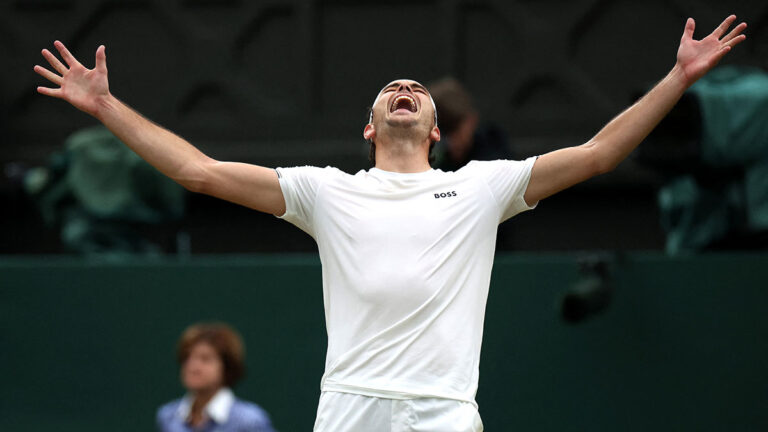 Impresionante remontada de Taylor Fritz ante Alexander Zverev, para meterse a cuartos de final de Wimbledon