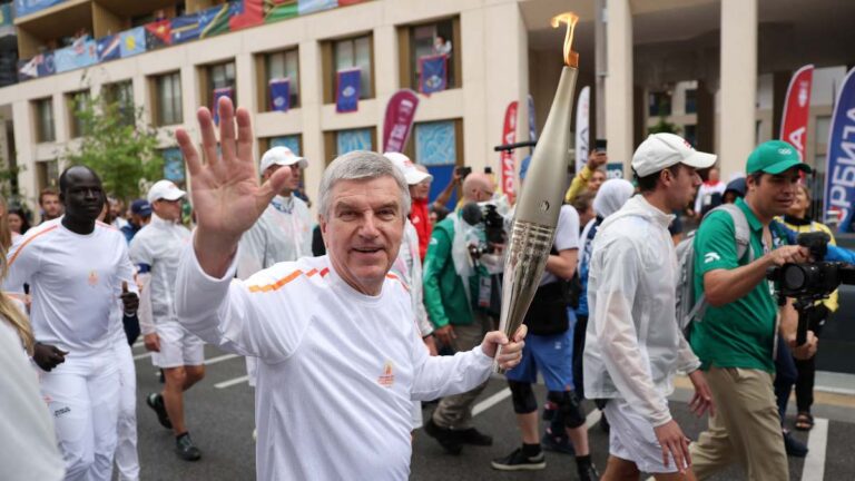 Thomas Bach toma el relevo de la antorcha de Paris 2024 en la Villa Olímpica