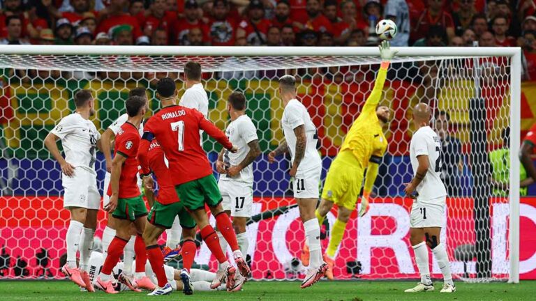 Portugal vs Eslovenia: Peligroso tiro libre de Cristiano que pasa a centímetros del travesaño