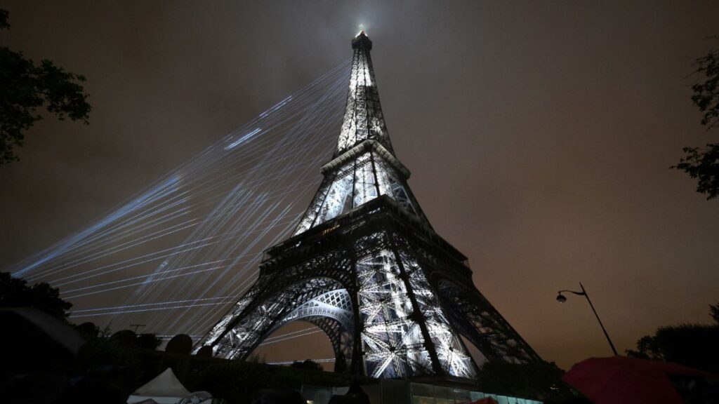 La Torre Eiffel se iluminó durante la Inauguración de los Juegos Olímpicos | Reuters
