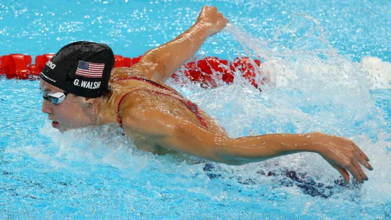 Gretchen Walsh impone nuevo récord olímpico en las semifinales de los 100m mariposa femenil