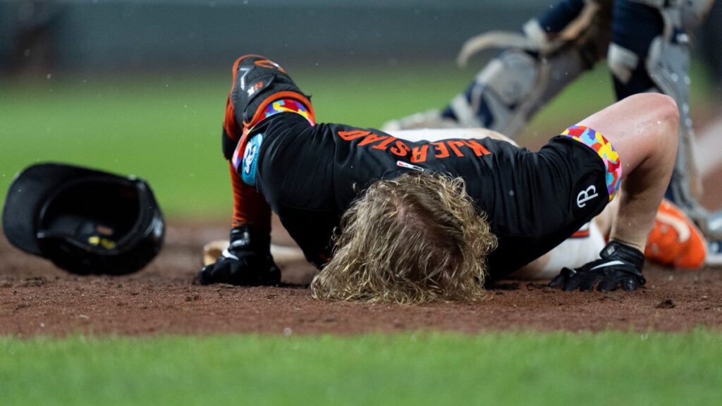 Heston Kjerstad se lleva un duro pelotazo | AP Foto/Stephanie Scarbrough