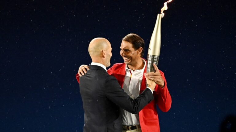 Zinedine Zidane le entrega la Antorcha Olímpica a Rafa Nadal previo al encendido del pebetero en Paris 2024