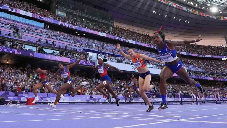 ¡Photo finish! Masai Russell se cuelga el oro en los 100 metros con vallas de Paris 2024