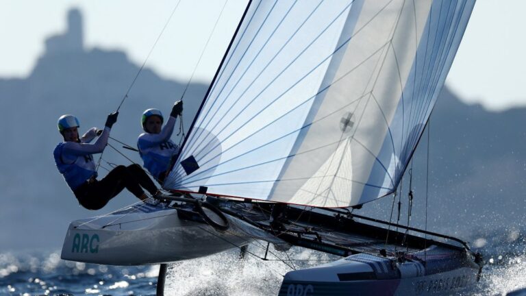 Mateo Majdalani y Eugenia Bosco siguen dando pelea en vela en Paris 2024