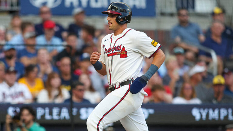 Los Atlanta Braves pierden a Austin Riley para lo que resta de la temporada tras fractura de mano por un pelotazo