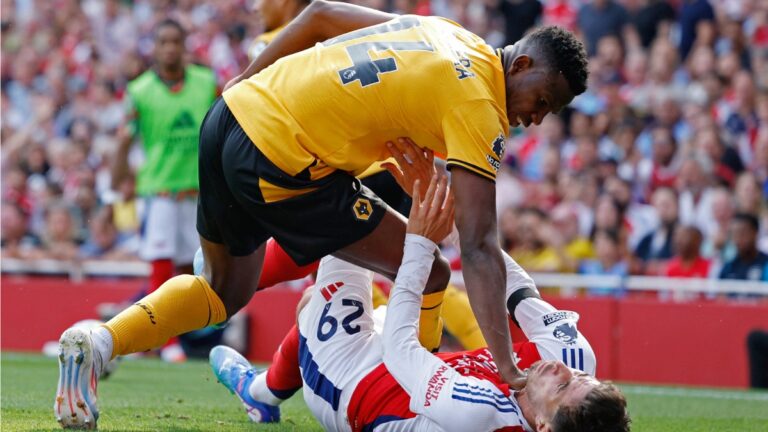 Yerson Mosquera y un polémico estreno en la Premier League: sus ‘picantes’ choques en el Arsenal vs Wolves