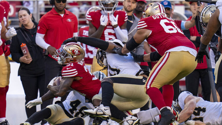 Ni Derek Carr evita la caída de los Saints ante los San Francisco 49ers