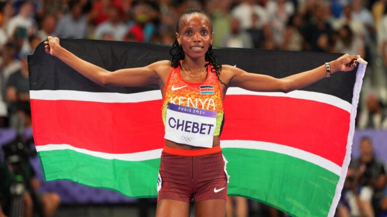 Beatrice Chebet sorprende a Sifan Hassan en la final de los 5000m femenil