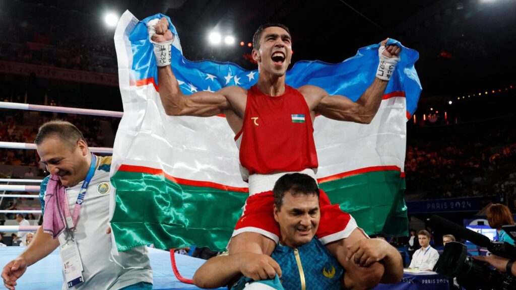 Abdumalik Khalokov celebra tras obtener la medalla de oro. Reuters