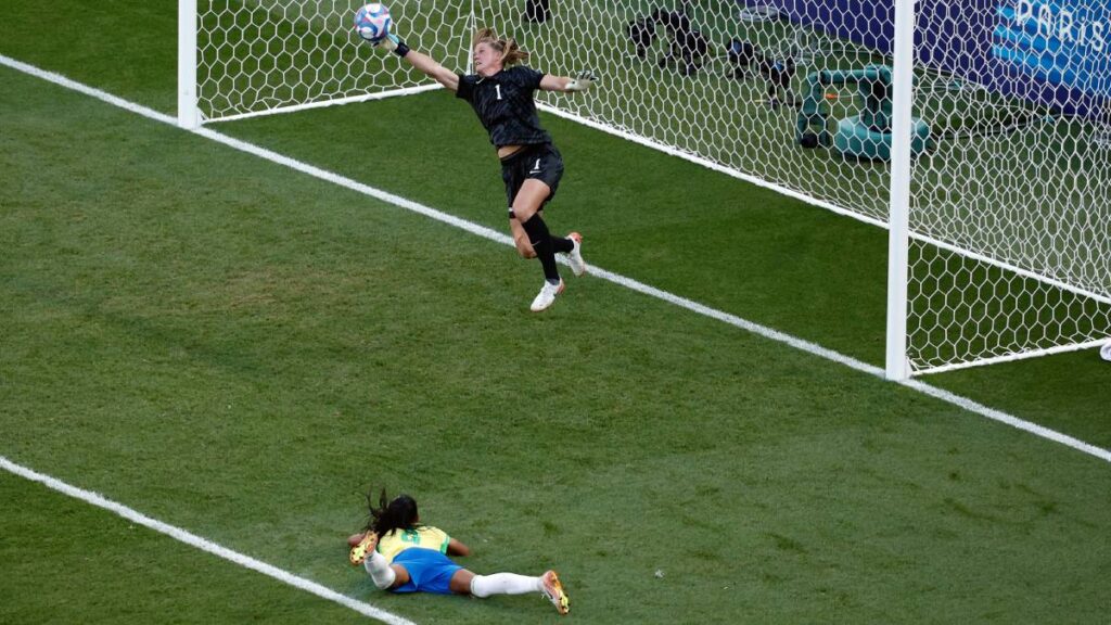 Alyssa Naeher salva a Estados Unidos. Reuters