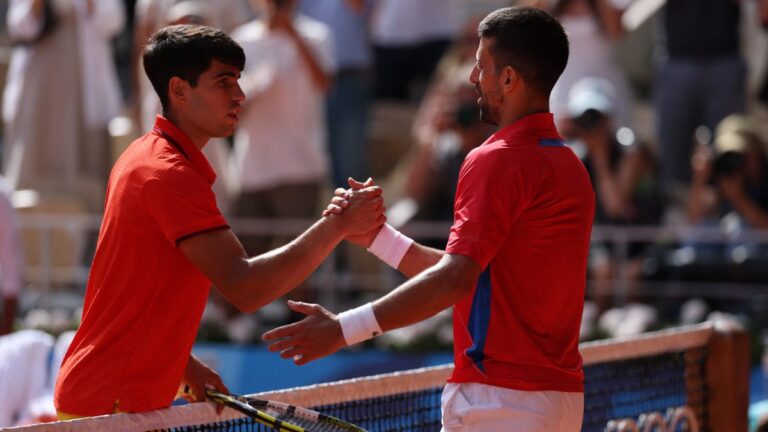 Carlos Alcaraz reconoce el nivel de Novak Djokovic: “Se ha merecido más que yo esta medalla”