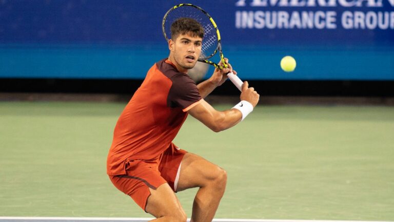 Carlos Alcaraz cae en su debut en Cincinnati ante Gaël Monfils y explota destrozando su raqueta