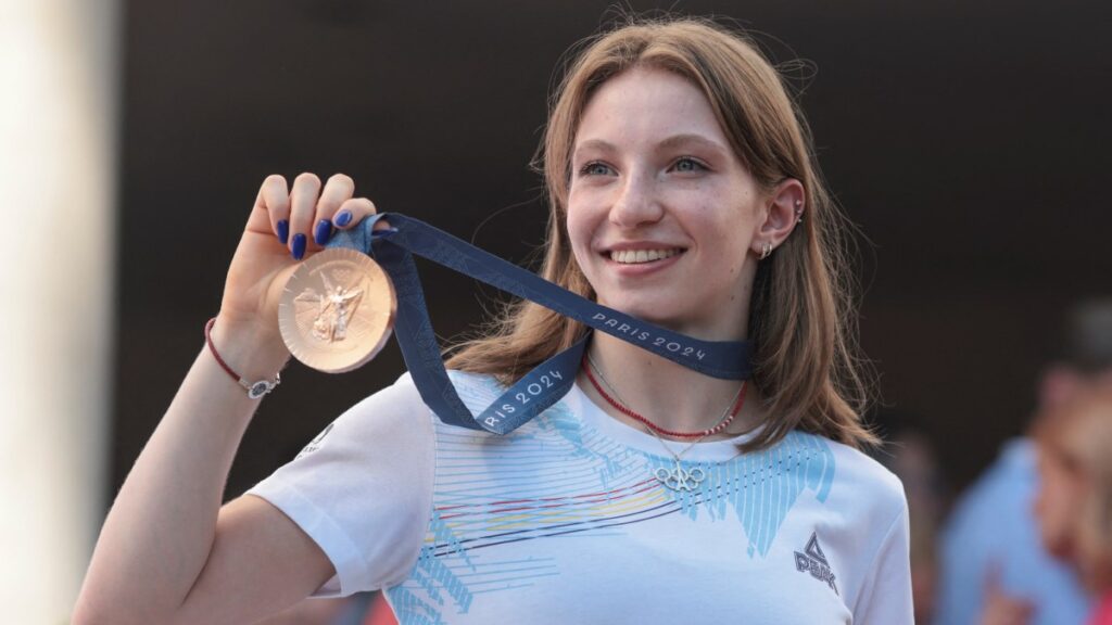 Barbosu posa con la medalla de bronce que le fue devuelta | Reuters