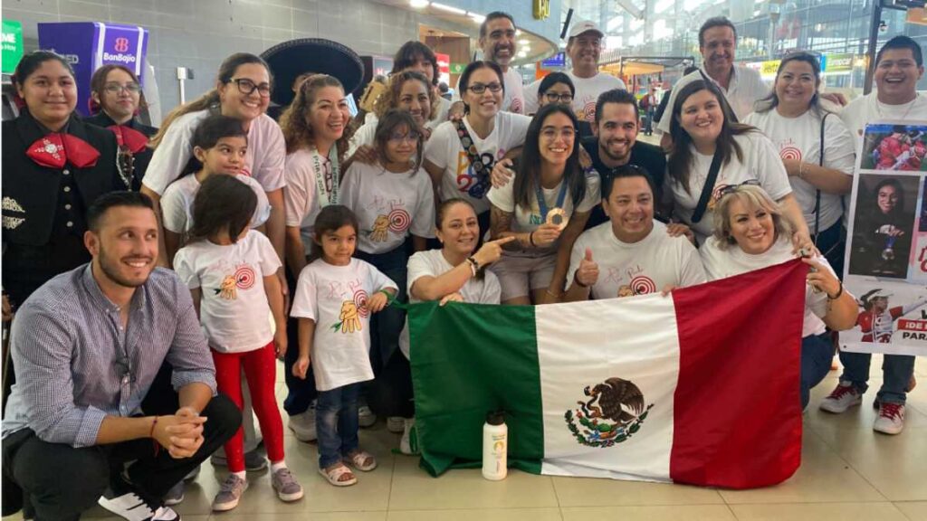 Ana Paula Vazquez con mariachi en suelo mexicano