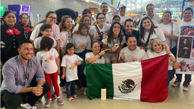 Ana Paula Vázquez es recibida con mariachi tras su participación en los Juegos Olímpicos Paris 2024