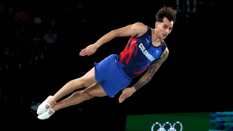 Ángel Hernández cumple con su presentación en la gimnasia en trampolín y termina entre los mejores de Paris 2024