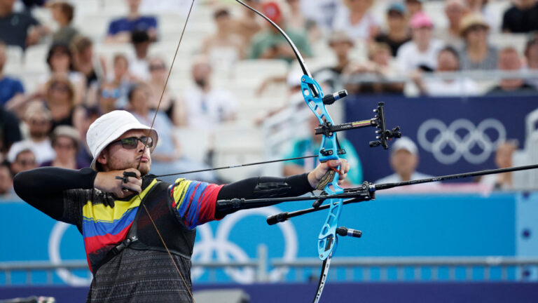 Santiago Arcila clasifica a los octavos de final del Tiro con arco en Paris 2024 y hace historia para Colombia