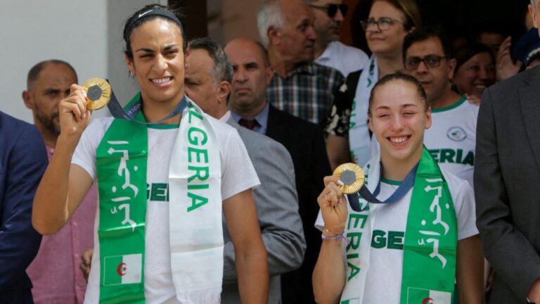 Imane Khelif y Kaylia Nemour, campeonas olímpicas, llegan triunfantes a Argelia tras hacer historia en Paris 2024