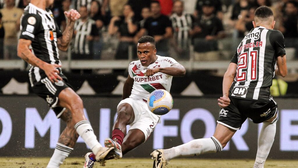 Jhon Arias remata para gol con Fluminense. - @Brasileirao.